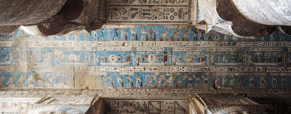 Techos con pinturas tradicionales en un templo de Egipto tonos de azul