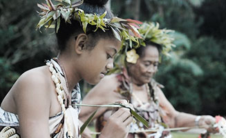 Personas trabajando en artesanías en Islas Cook