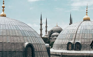 Cúpulas tradicionales en Turquía con cielo de fondo