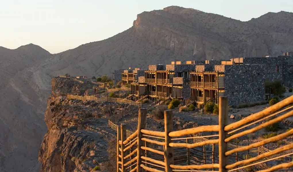 Atardecer sobre la fachada del hotel