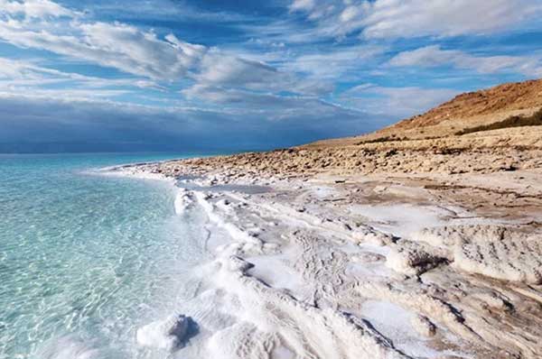 El Mar Muerto y su orilla restos salinos Jordania