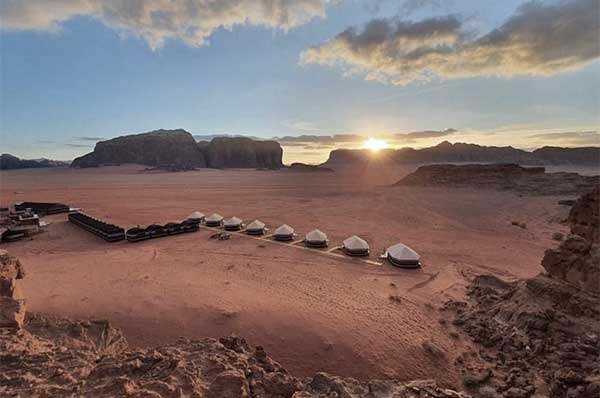 Tiendas de campaña al atardecer en desierto de Jordania