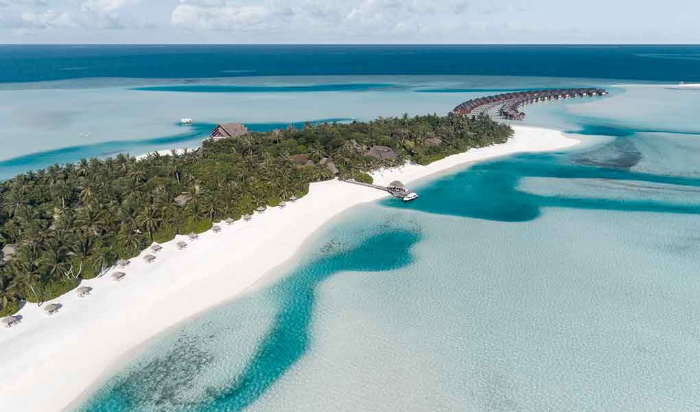 Isla y playas desde el cielo del hotel Anantara Dhigu en Maldivas