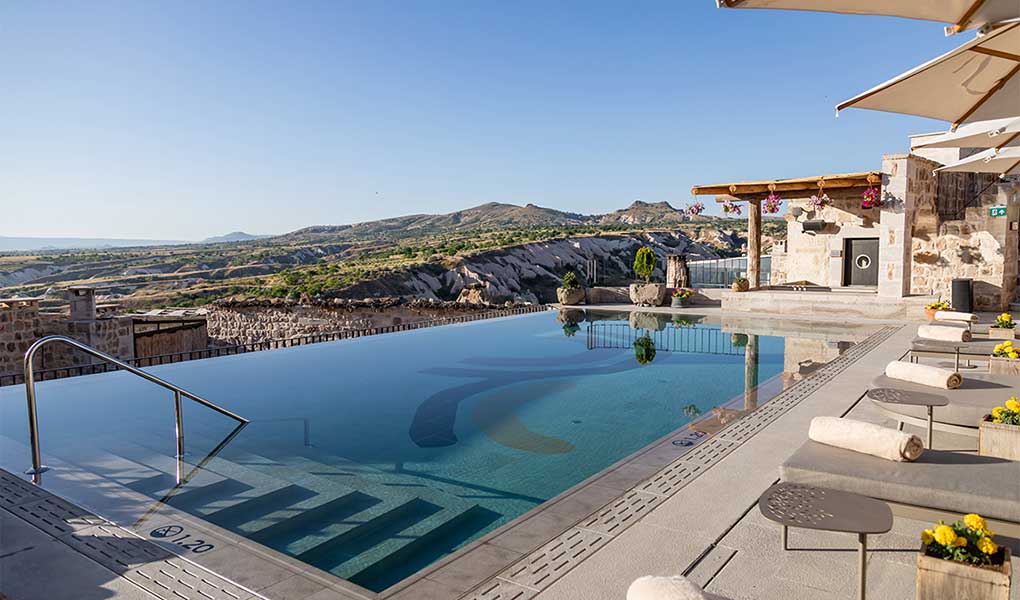 Piscina exterior del hotel de lujo Argos In Cappadocia en Turquía