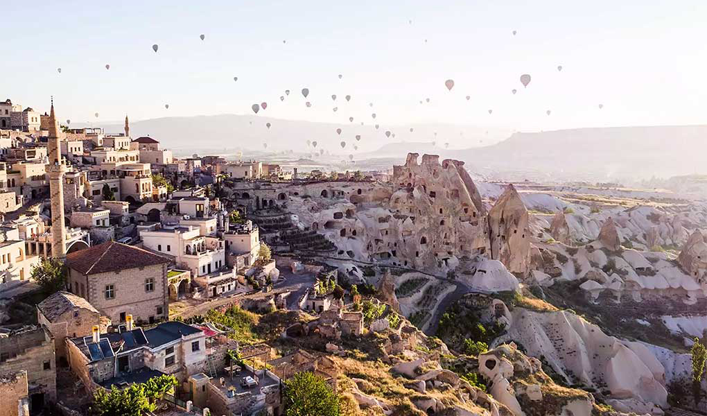 Vistas panorámicas de Cappadocia con Globos de fondo