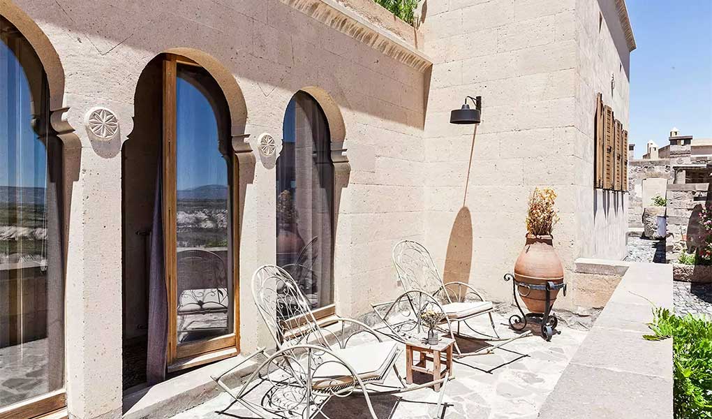 Ventanas tradicionales en la fachada del hotel de lujo Argos In Cappadocia en Turquía