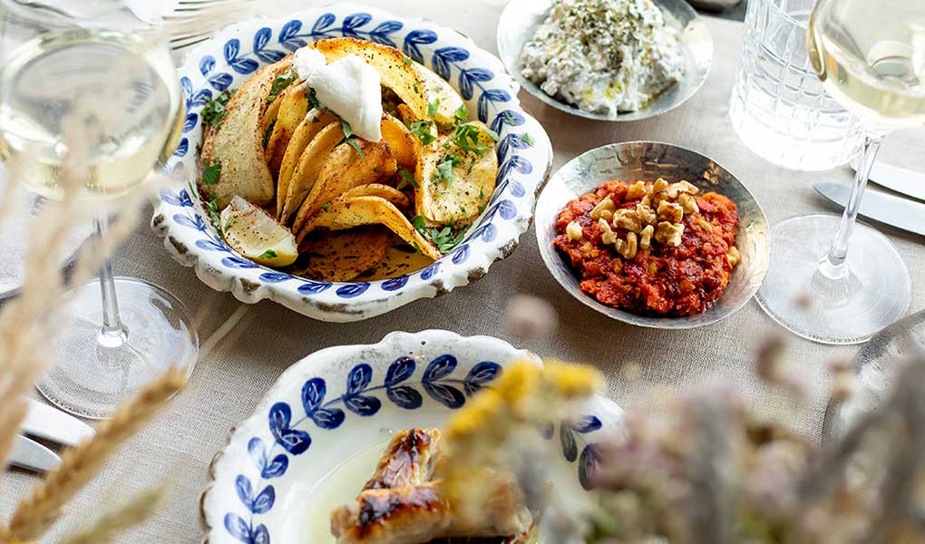 Detalle de comidas y platos decoración tradicional en Turquía