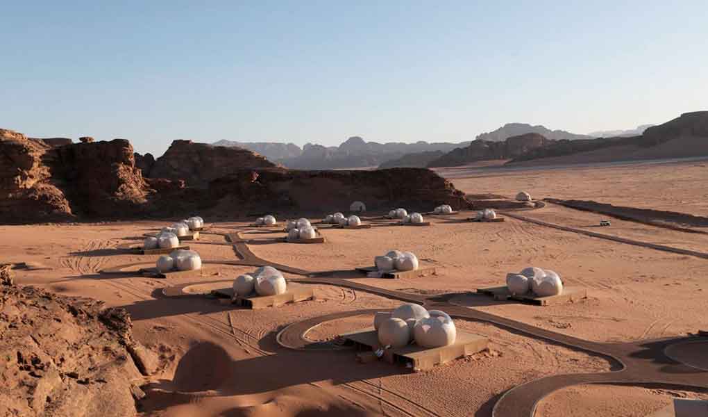 Vistas aéreas del Bubble Luxotel Wadi Rum en desierto de Jordania 