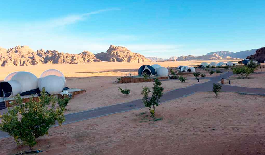 Entrada al campamento en Wadi Rum Bubble Luxotel Jordania