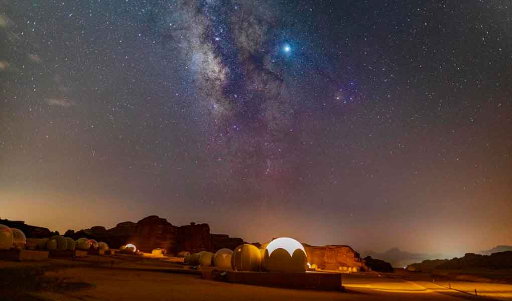 Noche en medio del desierto en el desierto de Bubble Luxotel Wadi Rum Jordania