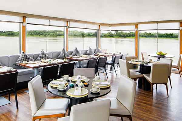 Restaurante del crucero de lujo con ventanales al río Amazonas