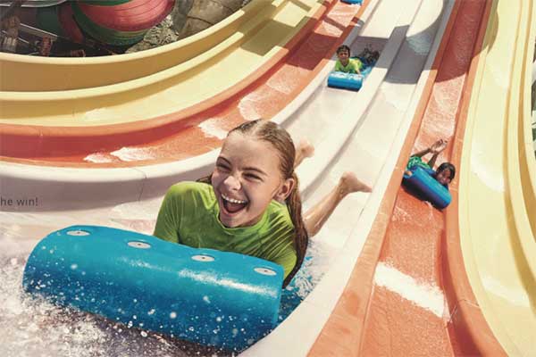 Niños en tobogán de agua parque Abu Dhabi