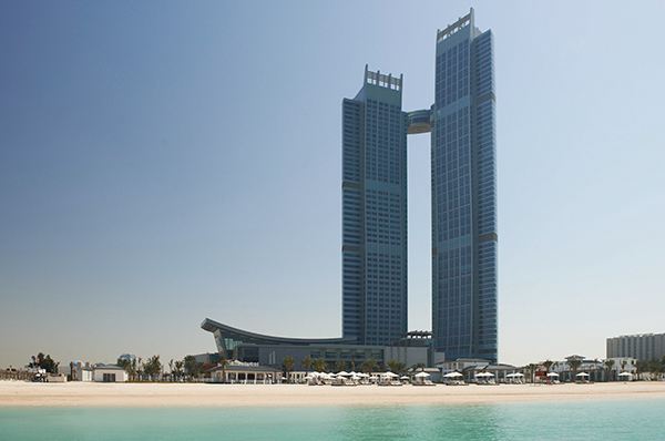 St. Regis Abu Dhabi desde la playa y el mar