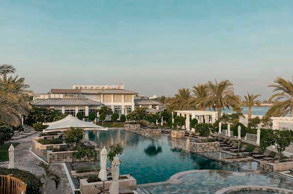 Piscina exterior zonas comunes St. Regis Abu Dhabi