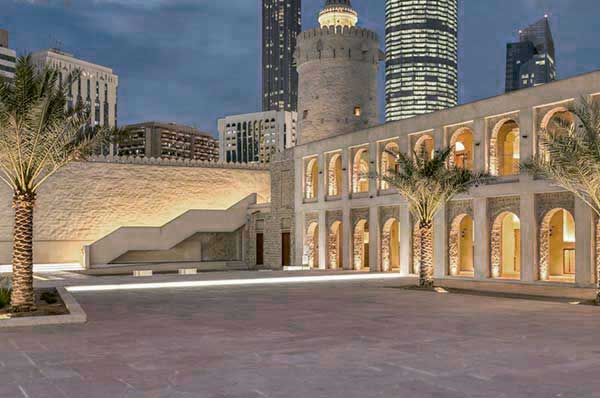 Exterior iluminado del museo Qasr Al Hosn en Abu Dhabi