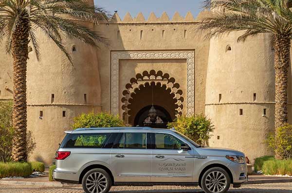 Coche de lujo entrada del hotel Qasar Al Sarab en Abu Dhabi