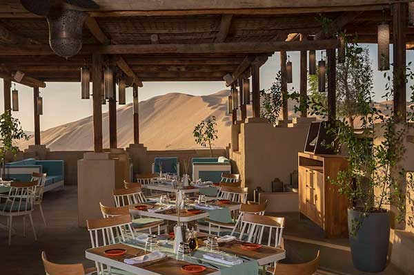 Restaurante aire libre Abu Dhabi hotel lujo desierto Qasar Al Sarab