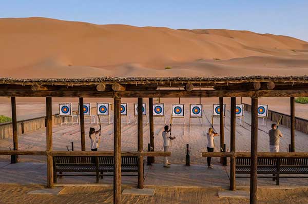 Tiro al arco en el hotel Qasar Al Sarab en desierto de Abu Dhabi