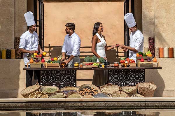 Clase de cocina huéspedes del hotel lujo Qasar Al Sarab en Abu Dhabi