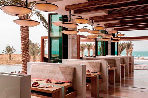 Restaurante aire libre vistas a la playa en el hotel  St. Regis Saadiyat Island en Abu Dhabi