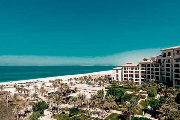 Vistas de la playa y el mar en el resort  St. Regis Saadiyat Island Abu Dhabi