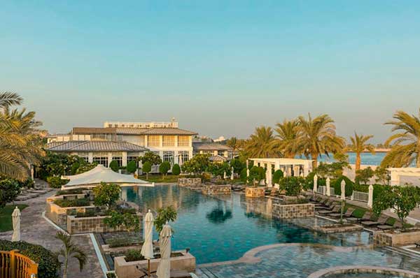 Zonas comunes y piscina del hotel St Regis en Abu Dhabi