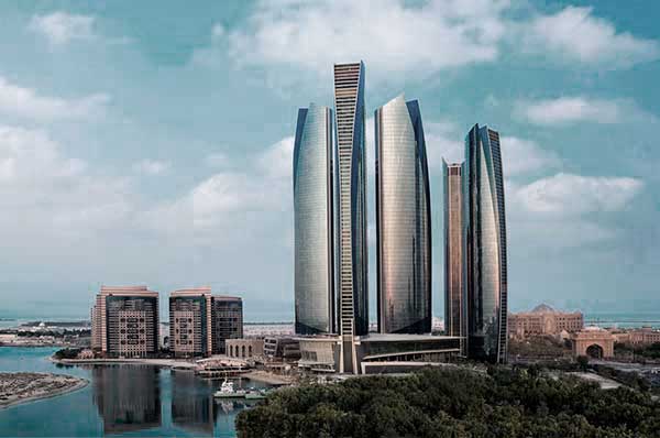 Vista de la ciudad Abu Dhabi torres de fondo