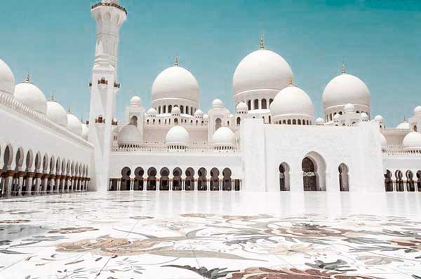 Suelos con motivos florales y frente de la mesquita blanca en Abu Dhabi