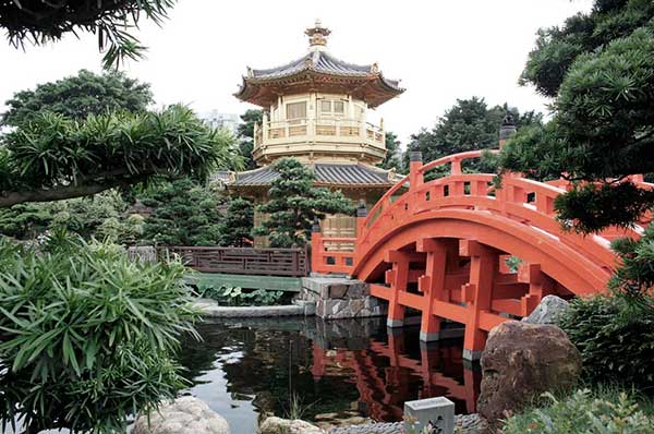 Jardín tradicional en la ciudad de Hong Kong 