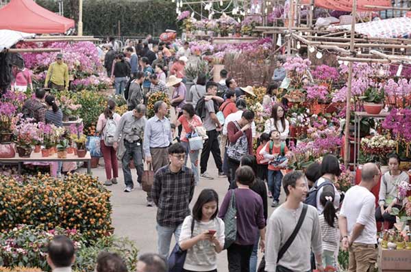 Visita zona muy concurrida china con flores colores