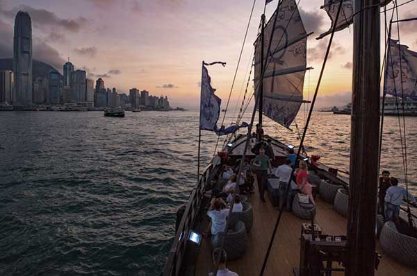 Paseo en barco por la bahía al atardecer