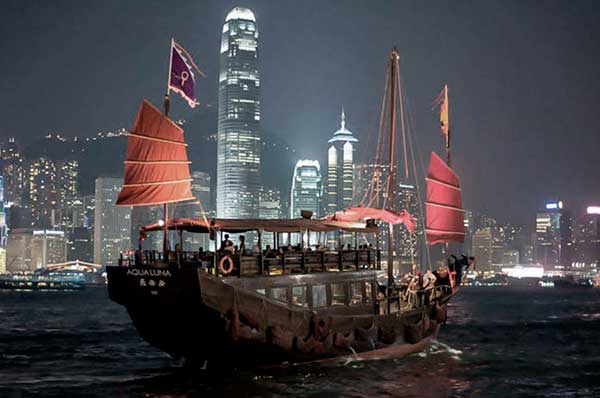 Barco tradicional sobre la bahía