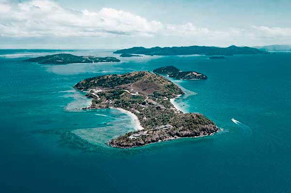 Vistas desde el cielo de la isla privada Kokomo Island Resort en Fiji