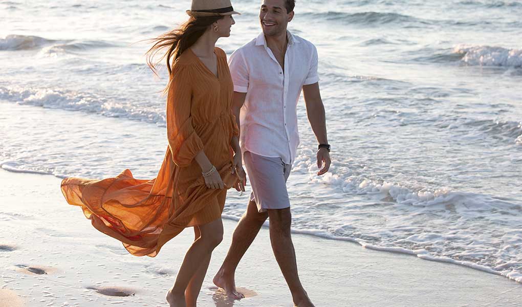 Pareja caminando sobre la playa del hotel Jumeirah Al Qasr