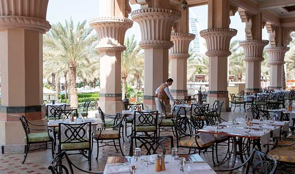 Galería con columnas hotel de lujo Dubái Jumeirah Al Qasr