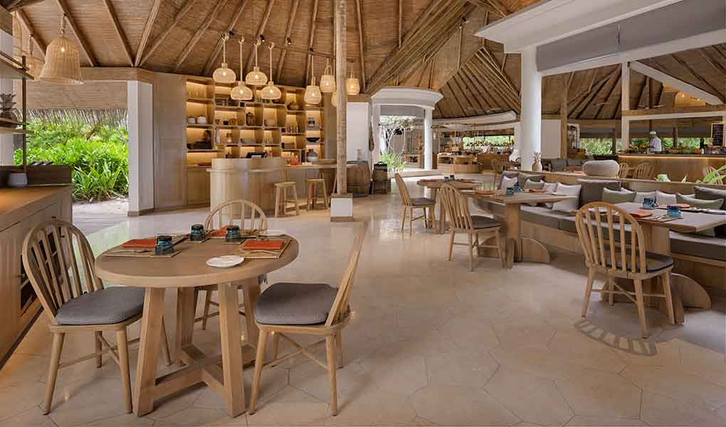 Restaurante sobre la playa del hotel Six Senses Kanuhura en Maldivas