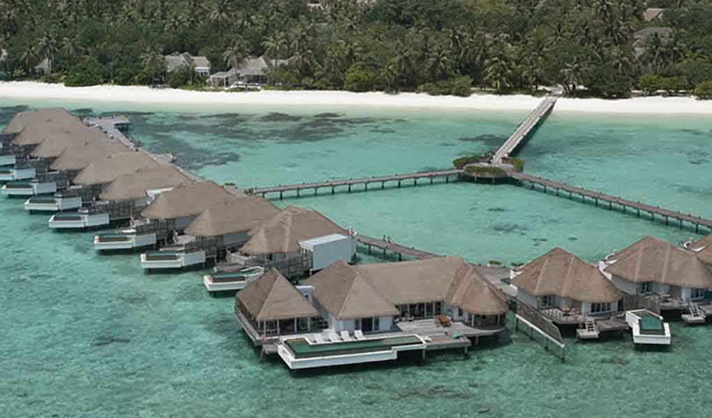 Fila de overwater o villas sobre el agua en el hotel Six Senses Kanuhura