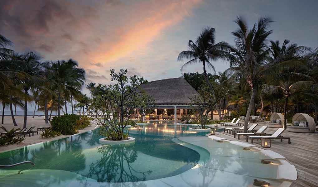 Six Senses Kanuhura en Maldivas piscina exterior y zonas comunes al atardecer