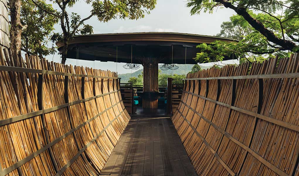 Puente con detalle en madera dentro del hotel Keemala