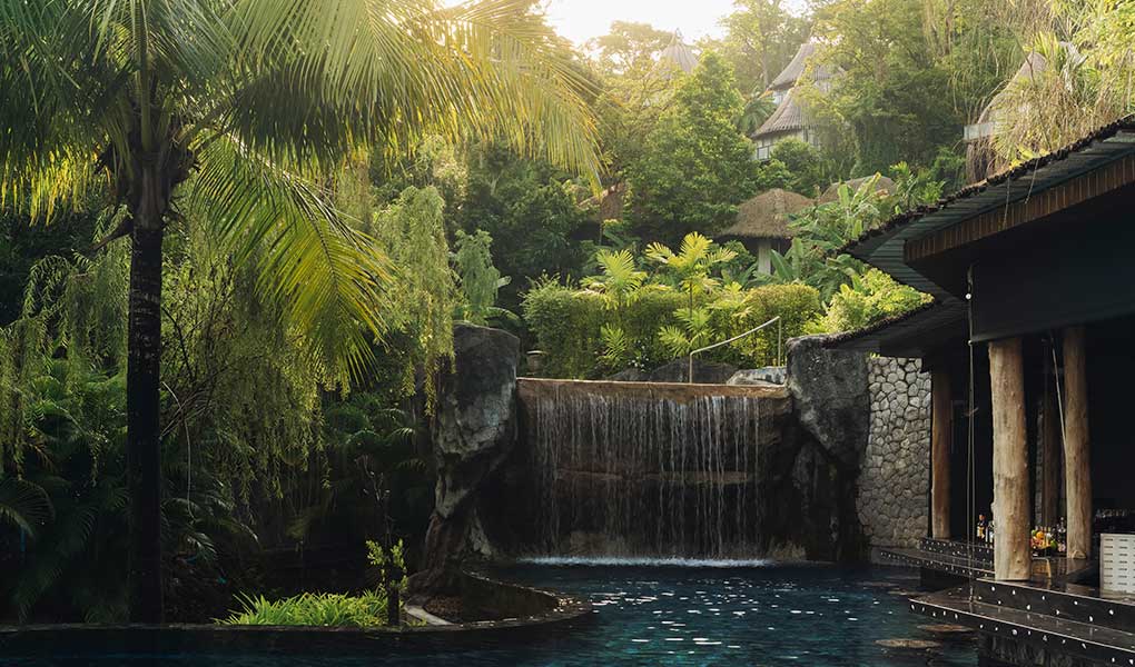 Piscina exterior del hotel y zonas comunes