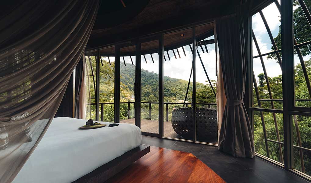 Interior de la habitación con vistas a la piscina privada de la Villa Phuket