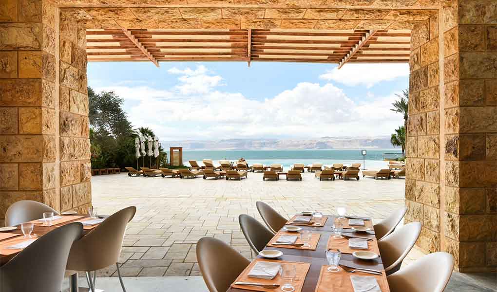 Restaurante exterior con vistas al Mar Muerto en Jordania