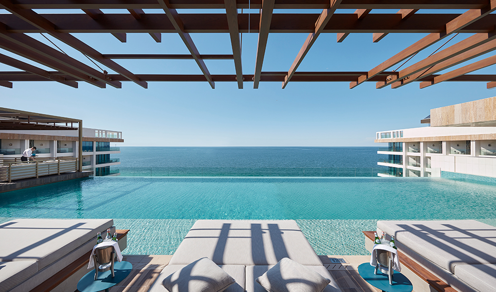 Vistas a la piscina infinita hotel lujo en Dubai