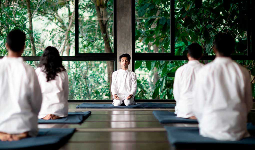 Personas practicando Yoga en Prakriti Shakti en el espacio Yogasala