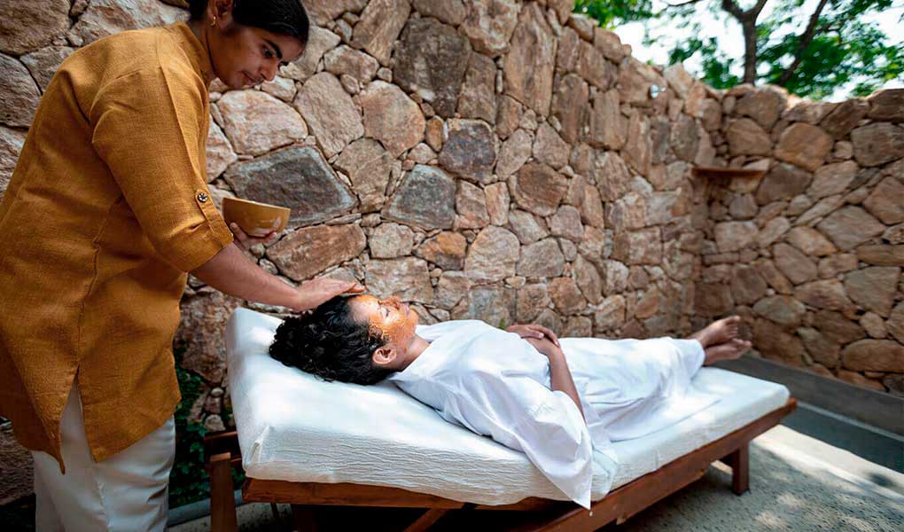 Tratamiento terapeuta Ayurveda en India Wellness Retreat