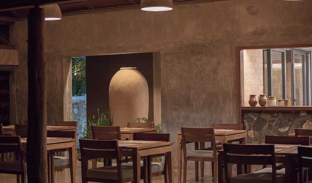 Salón y restaurante con iluminación nocturna