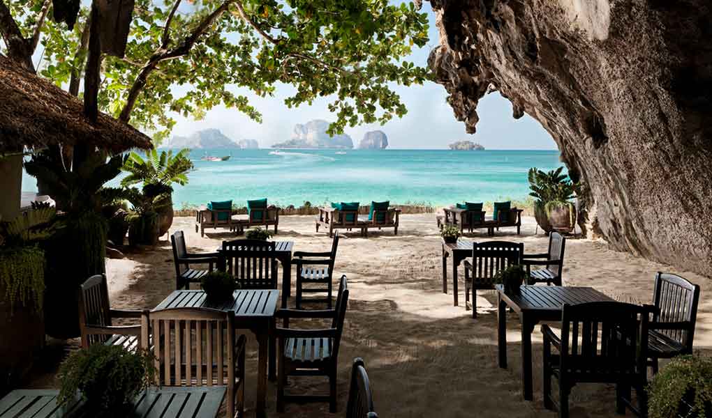 Vistas desde dentro del restaurante hacia la playa