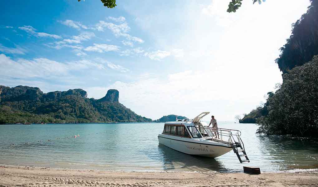 Barco en la playa de Tailandia del hotel Rayavadee Krabi