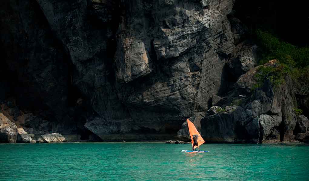 Persona practicando WindSurf hotel lujo Tailandia Rayavadee Krabi