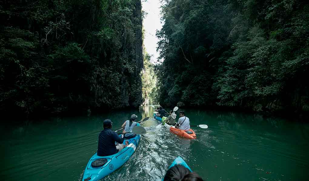 Grupo de personas en canoa excursión hotel Rayavadee Krabi